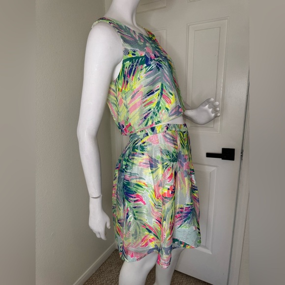 Lilly Pulitzer Colorful Tropical Print Teo Piece Set Size 4. - Picture 7 of 12